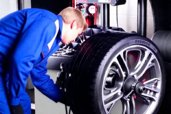 Когда нужно делать балансировку колес автомобиля: 4 основных причины и что будет, если это не сделать