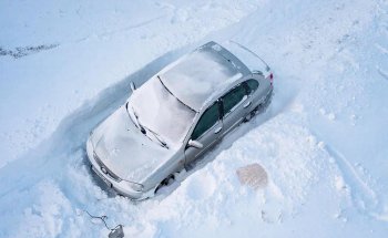 Машина застряла в сугробе. Как выехать и что делать